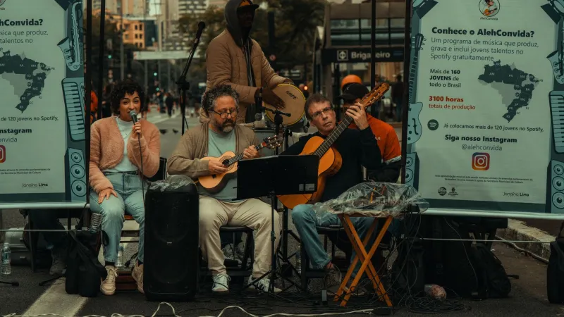 Viola caipira ou guitarra elétrica: a guerra silenciosa que move o sertanejo brasileiro